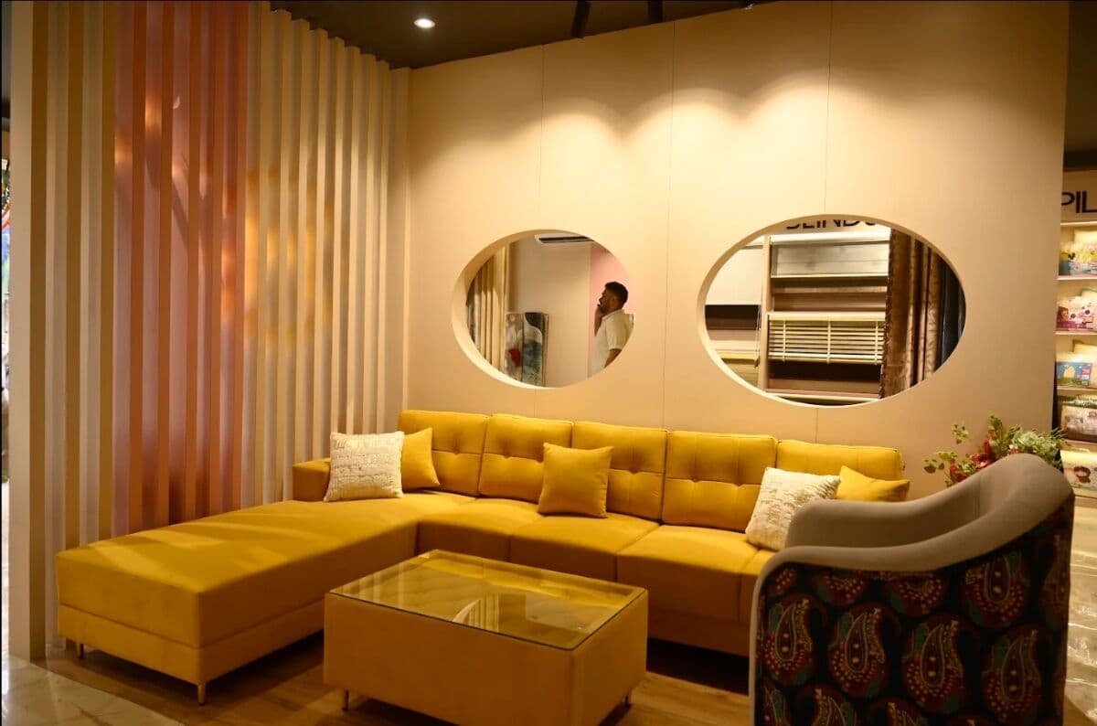 GM Homes শ্বৰূমৰ ভিতৰত ছোফা আৰু ফাৰ্নিশিং ডিছপ্লে
